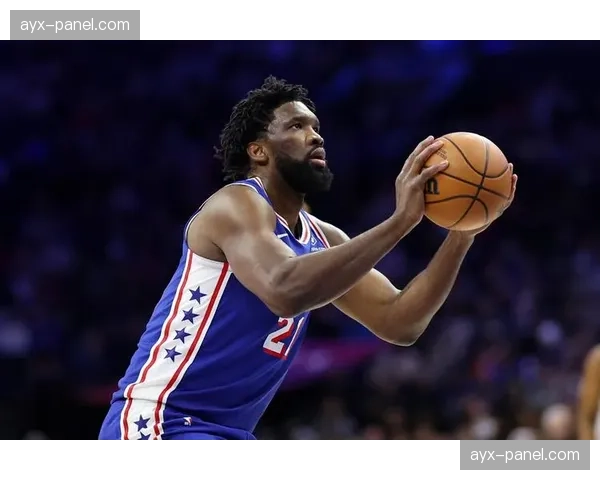 第三节突发：恩比德与对方中锋碰撞膝盖，痛苦倒地后被搀扶离场