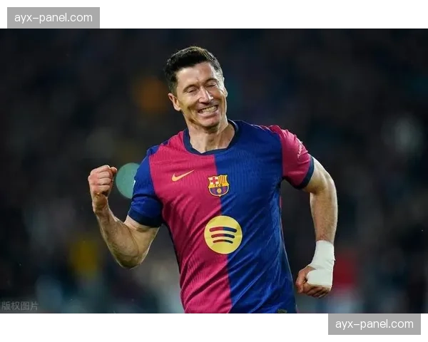 镜头捕捉:巴萨获得关键前场任意球前,莱万与佩德里进行快速耳语 镜头捕捉:巴萨获得关键前场任意球前,莱万与佩德里进行快速耳语